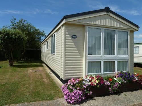 Copthorne Caravans Hotel Merston Exterior photo